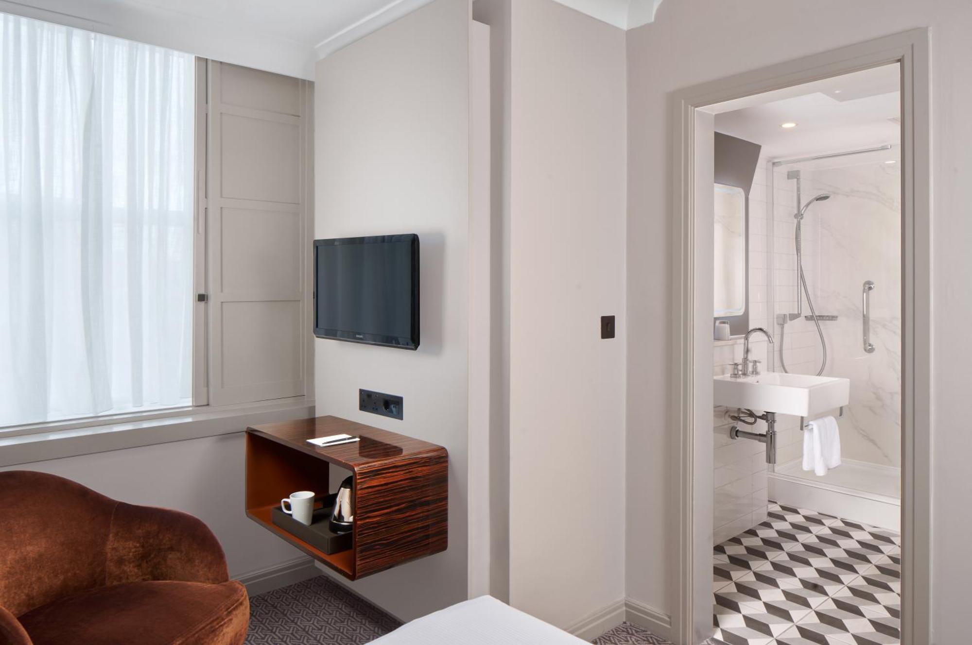 Strand Palace Londra Camera foto The bathroom of a room at the hotel