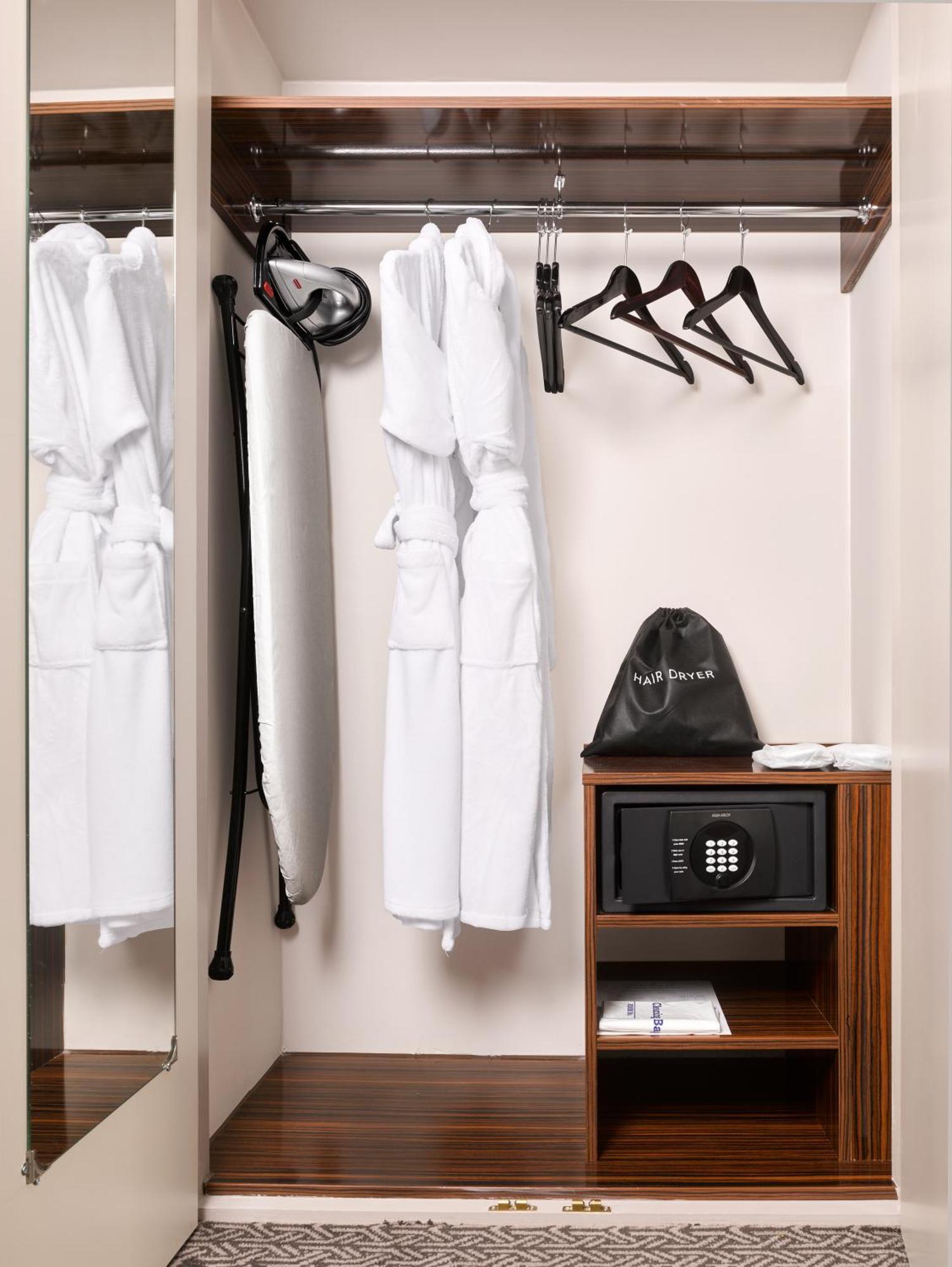 Strand Palace Londra Esterno foto A wardrobe in a hotel room