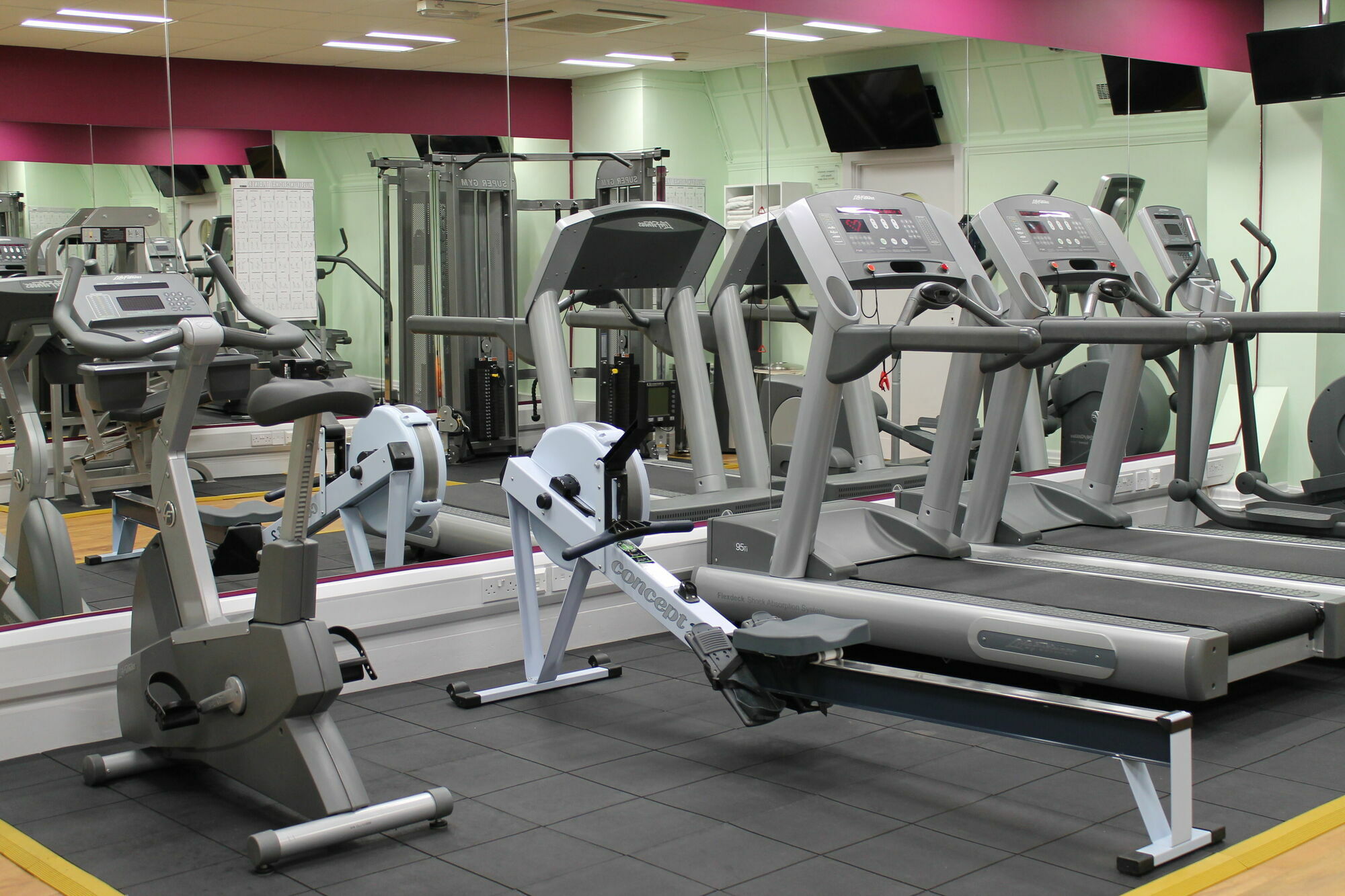 Strand Palace Londra Esterno foto A gym in the United Kingdom