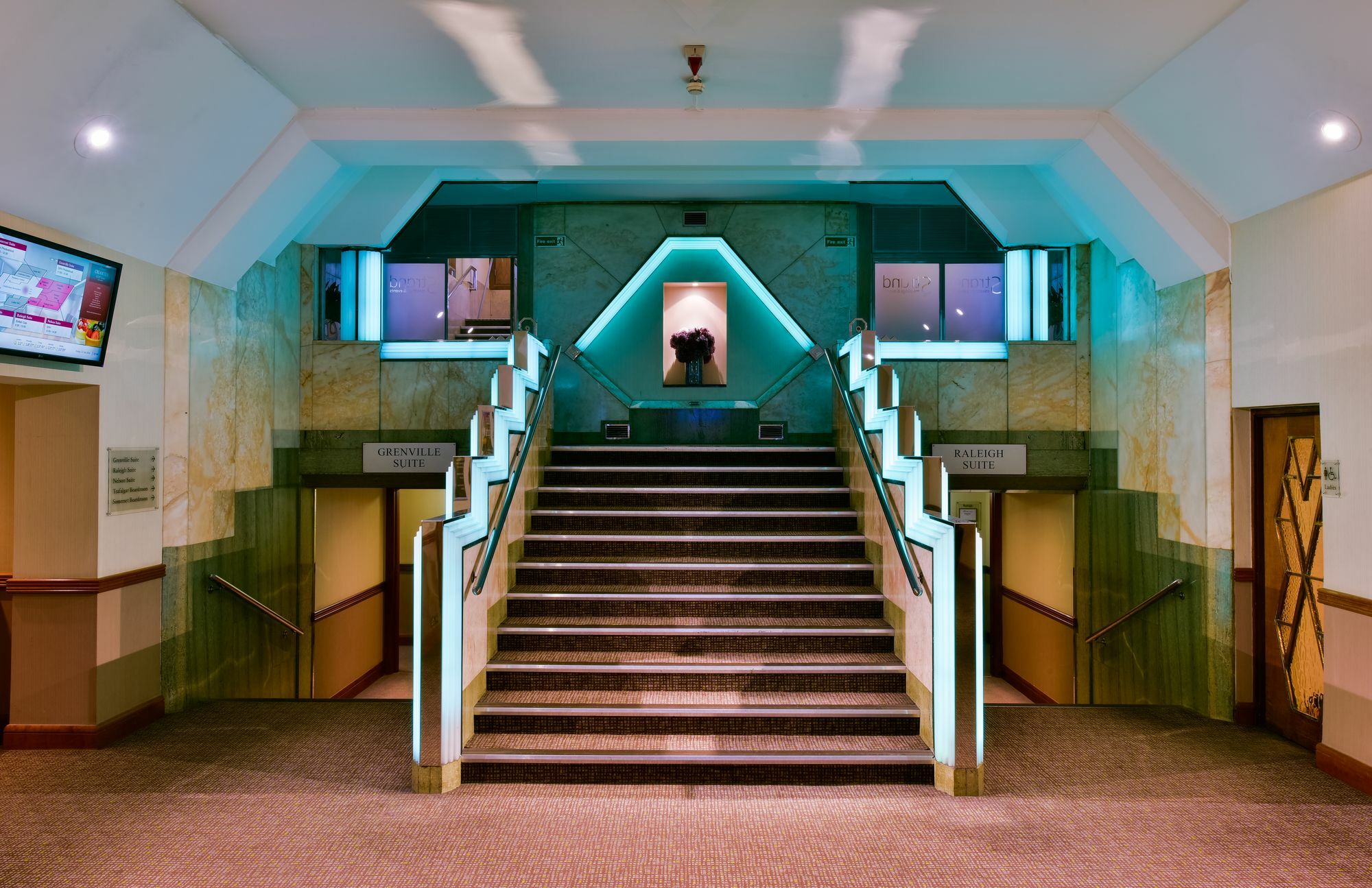 Strand Palace Londra Esterno foto The entrance to the hotel
